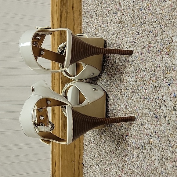 Guess Women's White Vegan Leather Platform Heel Sandals. Sz 7 Florie - Picture 3 of 9